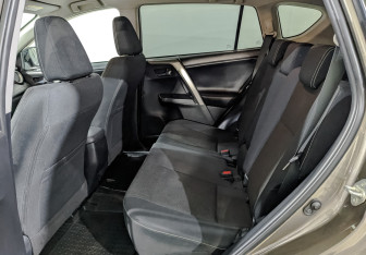 Подержанный автомобиль Toyota RAV4 2018 года (17 фото)