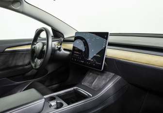 Подержанный автомобиль Tesla Model 3 2021 года (9 фото)