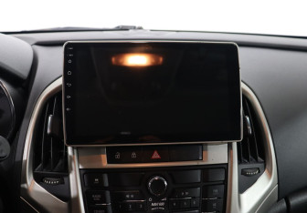 Подержанный автомобиль Opel Astra Hatchback 2011 года (20 фото)