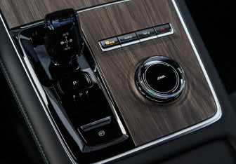 Подержанный автомобиль Geely Monjaro 2025 года (26 фото)