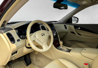 Подержанный автомобиль Infiniti QX50 2014 года (16 фото)