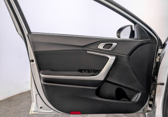 Подержанный автомобиль Kia Ceed Hatchback 2020 года (19 фото)