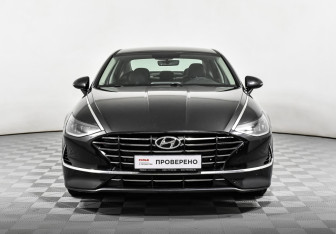Подержанный автомобиль Hyundai Sonata 2021 года (2 фото)