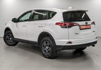 Подержанный автомобиль Toyota RAV4 2017 года (7 фото)