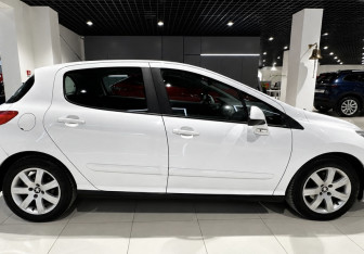 Подержанный автомобиль Peugeot 308 Hatchback 2012 года (6 фото)