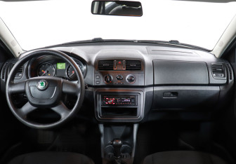 Подержанный автомобиль Skoda Fabia Hatchback 2011 года (12 фото)