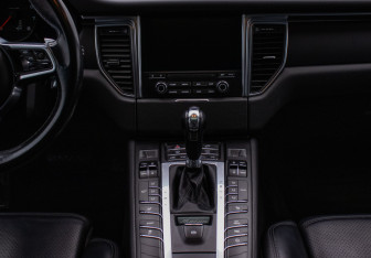 Подержанный автомобиль Porsche Macan 2018 года (14 фото)