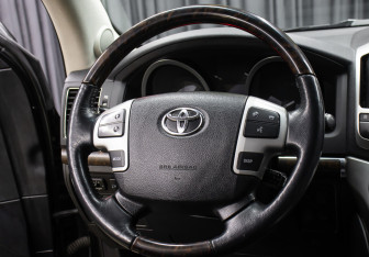 Подержанный автомобиль Toyota Land Cruiser Suv 2012 года (18 фото)