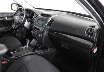 Подержанный автомобиль Kia Sorento 2017 года (10 фото)