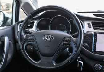 Подержанный автомобиль Kia Ceed Hatchback 2015 года (16 фото)