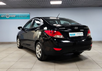 Подержанный автомобиль Hyundai Solaris Sedan 2012 года (7 фото)