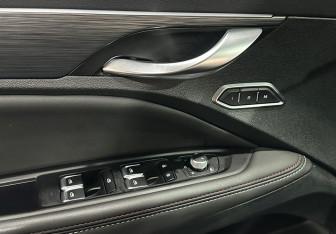 Подержанный автомобиль Geely Tugella 2023 года (19 фото)