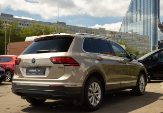 Подержанный автомобиль Volkswagen Tiguan 2021 года (4 фото)