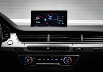 Подержанный автомобиль Audi Q7 2016 года (23 фото)