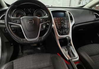 Подержанный автомобиль Opel Astra Hatchback 2013 года (13 фото)