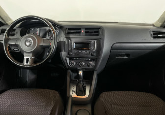 Подержанный автомобиль Volkswagen Jetta Sedan 2014 года (12 фото)