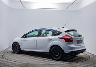 Подержанный автомобиль Ford Focus Hatchback 2011 года (7 фото)
