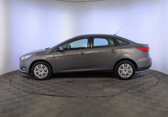 Подержанный автомобиль Ford Focus Sedan 2015 года (8 фото)
