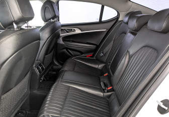 Подержанный автомобиль Genesis G70 2019 года (18 фото)