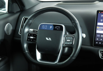 Подержанный автомобиль LiXiang L9 2024 года (17 фото)