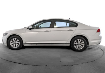 Подержанный автомобиль Volkswagen Passat Sedan 2020 года (8 фото)