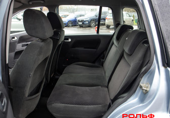 Подержанный автомобиль Ford Fusion 2005 года (8 фото)