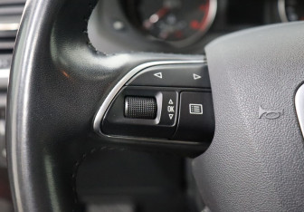 Подержанный автомобиль Audi Q3 2015 года (15 фото)