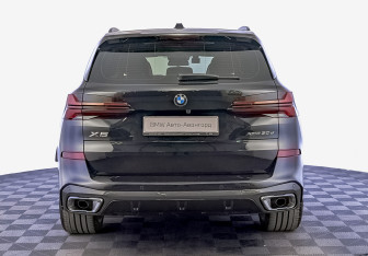 Подержанный автомобиль BMW X5 2025 года (6 фото)
