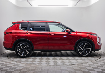 Подержанный автомобиль Mitsubishi Outlander 2022 года (6 фото)