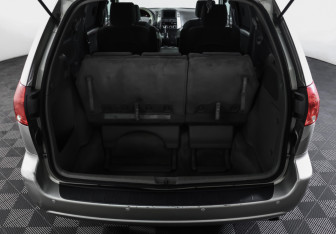 Подержанный автомобиль Toyota Sienna 2006 года (10 фото)