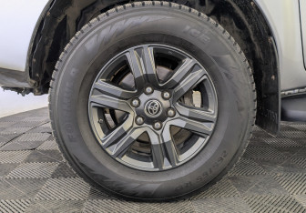 Подержанный автомобиль Toyota Hilux 2022 года (12 фото)