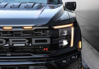 Подержанный автомобиль Ford F-150 2025 года (32 фото)