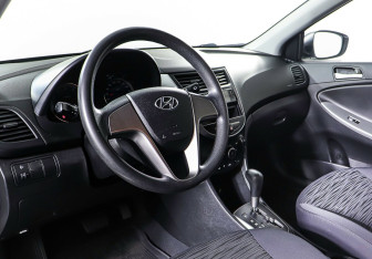 Подержанный автомобиль Hyundai Solaris Hatchback 2015 года (12 фото)