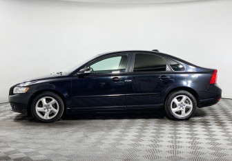 Подержанный автомобиль Volvo S40 2010 года (8 фото)