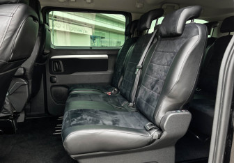 Подержанный автомобиль Peugeot Traveller 2021 года (10 фото)