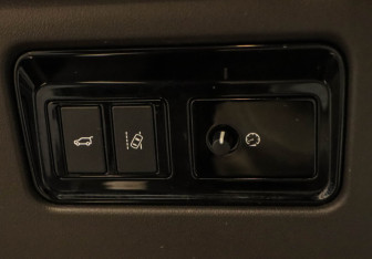 Подержанный автомобиль Jaguar F-Pace 2016 года (11 фото)