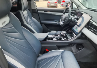 Подержанный автомобиль Geely Atlas 2023 года (14 фото)
