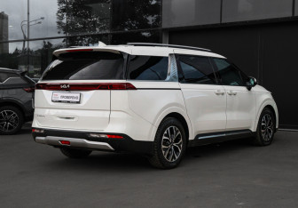 Подержанный автомобиль Kia Carnival 2022 года (4 фото)