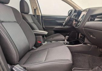Подержанный автомобиль Mitsubishi Outlander 2019 года (10 фото)