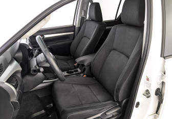 Подержанный автомобиль Toyota Hilux 2016 года (20 фото)