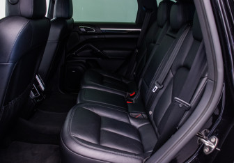 Подержанный автомобиль Porsche Cayenne 2015 года (11 фото)