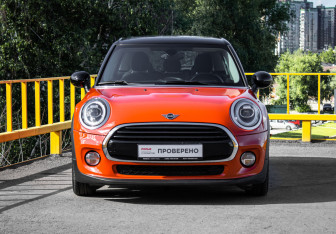 Подержанный автомобиль MINI Hatch 2018 года (2 фото)