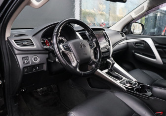Подержанный автомобиль Mitsubishi Pajero Sport 2018 года (12 фото)
