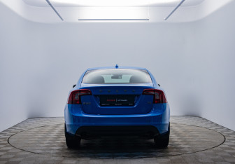 Подержанный автомобиль Volvo S60 2012 года (6 фото)