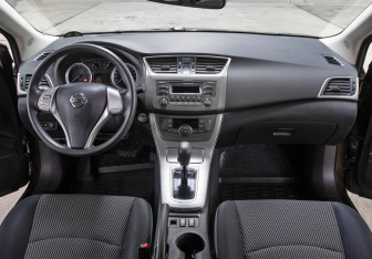 Подержанный автомобиль Nissan Sentra Sedan 2015 года (14 фото)