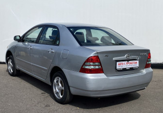 Подержанный автомобиль Toyota Corolla Sedan 2002 года (7 фото)