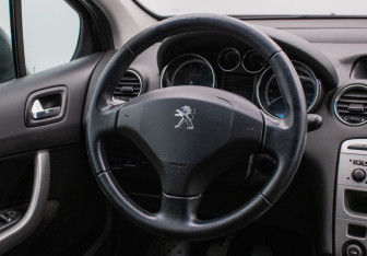 Подержанный автомобиль Peugeot 408 2013 года (15 фото)