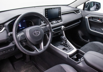 Подержанный автомобиль Toyota RAV4 2021 года (9 фото)