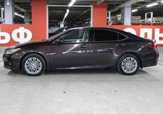 Подержанный автомобиль Lexus ES 2014 года (8 фото)