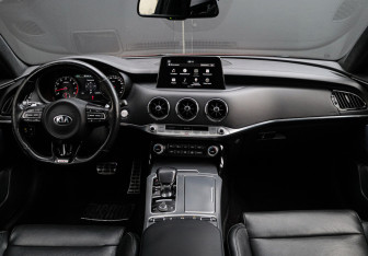 Подержанный автомобиль Kia Stinger 2019 года (13 фото)